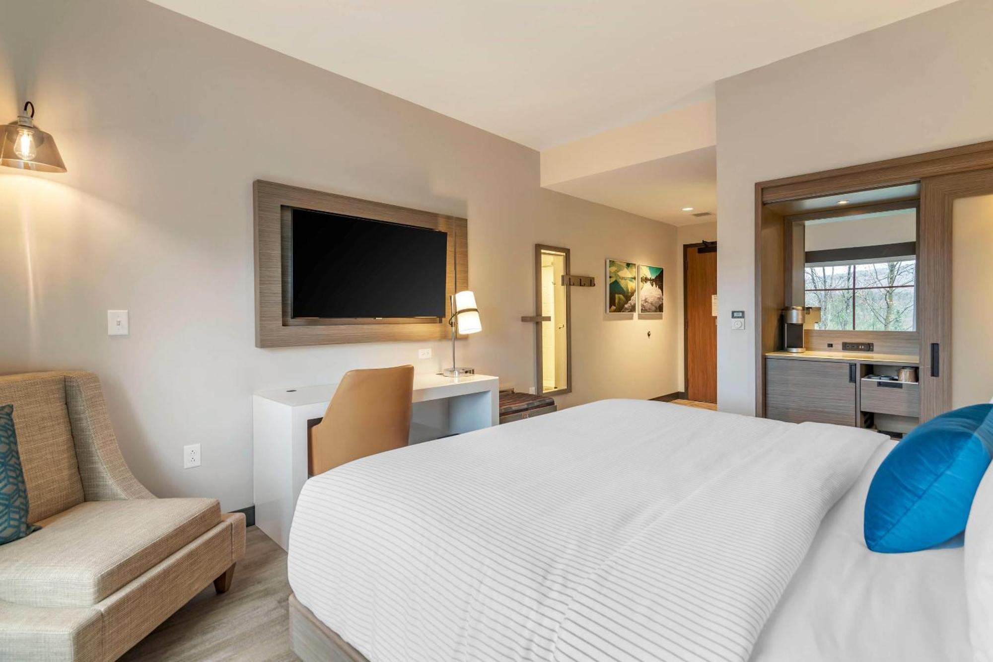 Cambria Hotel Lake Placid - Lakeside Resort Экстерьер фото