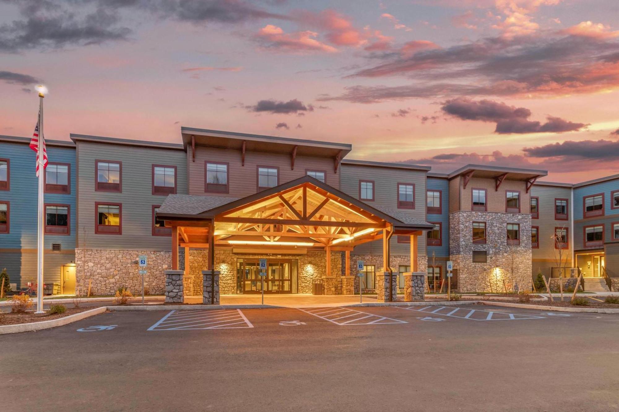 Cambria Hotel Lake Placid - Lakeside Resort Экстерьер фото